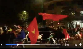 Clip: Rừng cờ đỏ sao vàng khắp phố mừng chiến thắng tuyển Việt Nam