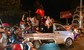 Hoà Malaysia, cổ động viên Việt vẫn ra đường ăn mừng như... vô địch