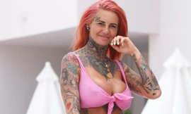 'Nữ hoàng xăm trổ' Jemma Lucy khoe vóc dáng bốc lửa với bikini