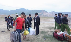 Hành lý của người bị nạn nằm ngổn ngang bên đường. Ảnh: Nguyễn Đông