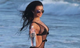 Cassie Cardelle khoe vóc dáng nóng bỏng với áo tắm lưới xuyên thấu