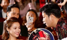 Trường Giang xin lỗi về màn cầu hôn Nhã Phương 'lố sóng' giải Mai Vàng