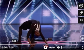 Ảnh cắt từ clip biểu diễn