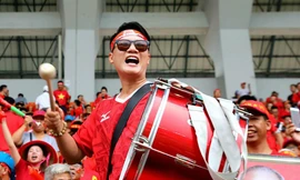 Hoàng Bách cùng nhiều nghệ sĩ Việt có mặt ở Jakarta để cổ vũ đội tuyển Olympic Việt Nam trong trận đấu gặp Olympic Hàn Quốc