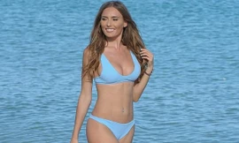 Mát mắt ngắm Georgie Clarke quyến rũ với bikini xanh bé xíu