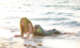 Hậu trường Nicki Minaj thả ngực trần đóng nàng tiên cá trong MV mới