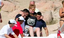 Theo the Sun, sau khi có bữa trưa dài cùng bạn đời đồng giới David Furnish, giọng ca "Rocket" đã được bế lên chiếc thuyền máy thay vì đi bộ. 