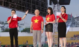 Hari Won hào hứng làm phiên dịch cho huấn luyện viên Park Hang Seo