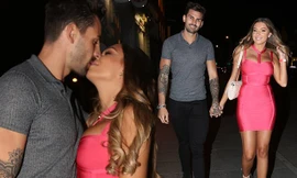 Zara McDermott váy bó sát gợi cảm, tình tứ bạn trai trên phố