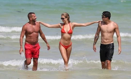Hailey Clauson thiêu đốt ánh nhìn với bikini 'rực lửa'