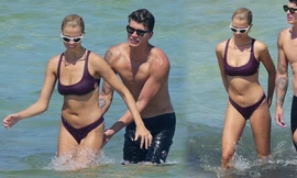 Hailey Clauson khoe dáng 'tạc tượng', vô tư tình tứ bạn trai trên biển