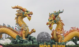 Người dân trầm trồ ngắm 'song long chầu nguyệt' ở Hòa Bình