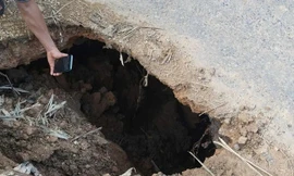 Xuất hiện 'hố tử thần' trên đường tỉnh lộ ở Hòa Bình 