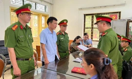 Khởi tố nguyên Phó Chủ tịch xã lập khống hồ sơ cấp 'sổ đỏ' cho vợ