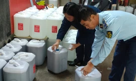 Phát hiện 1.000 lít rượu không rõ nguồn gốc ở Lào Cai