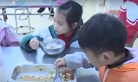 Vụ '11 học sinh ăn 2 gói mì tôm chan cơm': Chỉ đạo công khai tài chính, lắp camera tại bếp ăn