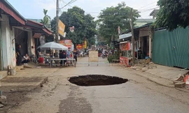 [VIDEO]: 'Hố tử thần' bất ngờ xuất hiện ở khu dân cư tại Hòa Bình