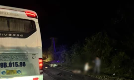 Hai người ngã ra đường sau va chạm, bé 12 tuổi bị ô tô khách cán tử vong