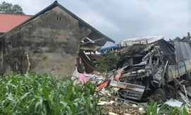 Xe tải đâm vào nhiều nhà dân ở Bắc Kạn, tài xế tử vong