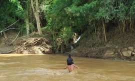 Sau lũ người dân cõng con qua suối dữ đến trường