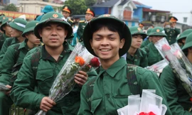 Hàng ngàn tân binh ở Hòa Bình, Khánh Hòa lên đường nhập ngũ 