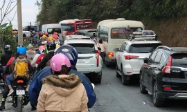 Du khách ùn ùn về Hà Giang, cổng trời Quản Bạ tắc đường