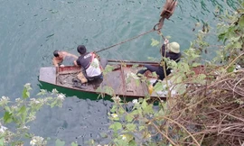 Phát hiện thi thể người đàn ông trong ô tô bị rơi xuống hồ Hòa Bình