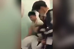 Xích mích với bạn học, nam sinh bị đánh hội đồng ngay trong lớp