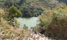 Xe tải lao xuống hồ ở Hà Giang, tài xế mất tích