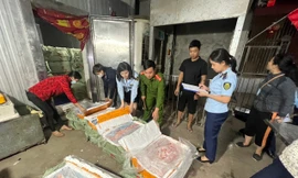 Liên tiếp phát hiện thực phẩm bốc mùi hôi thối trên đường đi tiêu thụ