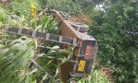 Xe tải chở máy xúc lao xuống vực, 2 người thương vong