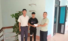 Trao hỗ trợ 2 gia đình có người mất do hoàn lưu cơn bão số 3 ở Hà Giang