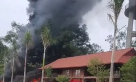 Cháy nhiều xe điện trong khu du lịch nghỉ dưỡng ở Phú Thọ