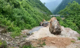 Sạt lở, đá rơi khiến người lái máy xúc tử vong tại chỗ