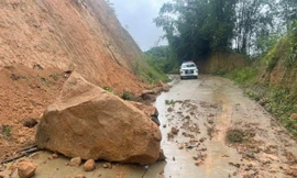 Mưa lũ khiến giao thông chia cắt, hai người tử vong ở Hòa Bình