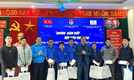 Thành Đoàn Lào Cai tặng quà thanh niên công nhân hoàn cảnh khó khăn