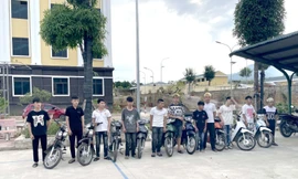 Khởi tố 14 thanh niên bốc đầu xe máy, khiêu khích CSGT