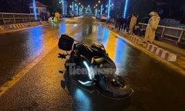 Đâm xe máy vào dải phân cách ở Hoà Bình, hai người Hàn Quốc thương vong