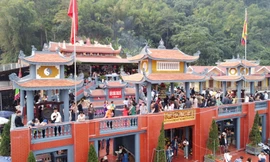 Du khách thập phương nườm nượp về dâng hương tại đền Chúa Thác Bờ
