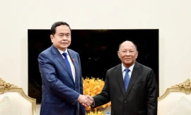 Chủ tịch Quốc hội gặp Chủ tịch Danh dự Hội đồng cố vấn Quốc vương Campuchia