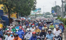 Cửa ngõ Sài Gòn tê liệt sau cơn mưa sáng đầu tuần