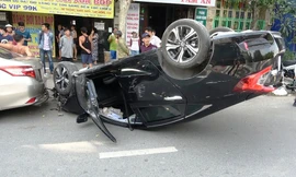 Chiếc ô tô lật ngửa sau tai nạn.