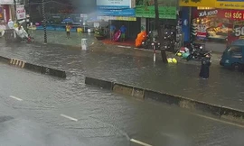 Nước tràn trên mặt đường Nguyễn Hữu Cảnh trong trận mưa nhỏ trưa 3/9.