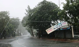 VIDEO bão số 9: Mưa gió hoành hành ở huyện ven biển TPHCM