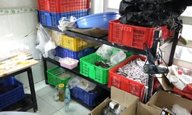 Lượng lớn bao cao su giả và nguyên liệu sản xuất không rõ nguồn gốc.