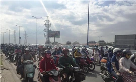 Cửa ngõ Sài Gòn ùn ứ vì dân dừng xe xem xác chết dưới chân cầu