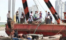 Tìm kiếm hai người mất tích khi sà lan bị chìm trên sông Sài Gòn