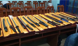 Hàng loạt vũ khí bị thu giữ.