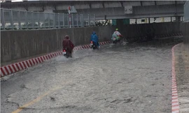 Hầm chui cầu Bình Triệu ngập sâu trong cơn mưa lớn sáng 2/5.