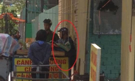 Người đàn ông cầm hung khí đến "nói chuyện" với chủ quán cơm.